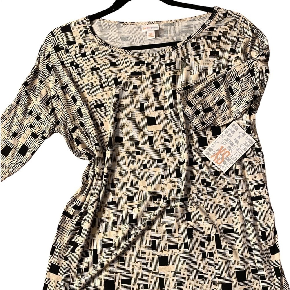 NWT LuLaRoe Irma top a loose, knit "high-low" tunic w/
fitted mid-length sleeve